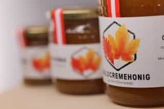 Gläser mit Waldcremehonig in 3 verschiedenen Größen