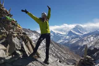 Romi am Berggipfel in Nepal