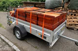 Autoanhänger voll mit geernteten Honigräumen