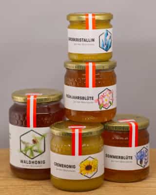 Gläser mit 5 verschiedenen Honigsorten und unseren neu gestalteten Honigetiketten