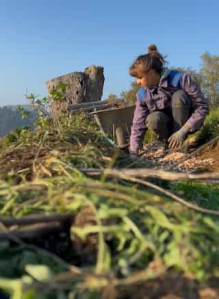 Romi Netzberger beim Bäume pflanzen im Herbst