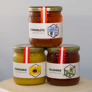 Je ein Glas mit Waldhonig, Sommerblütenhonig und Cremehonig